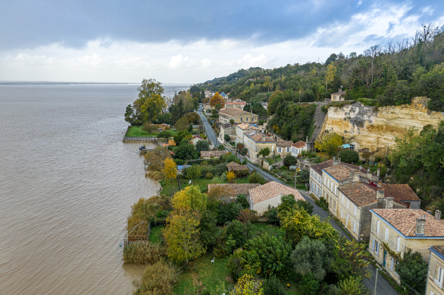 Route de la Corniche fleurie Bourg Nouvelle-Aquitaine