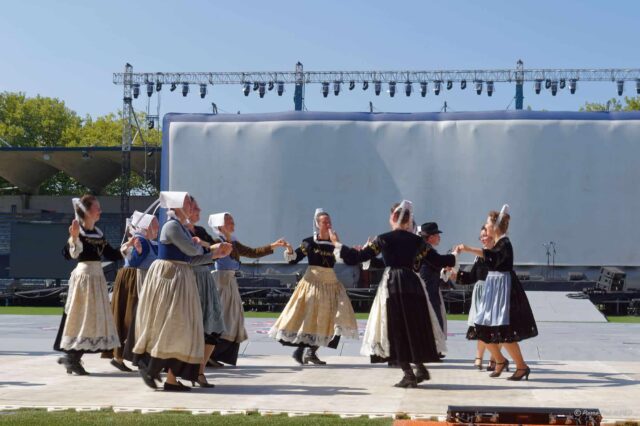 Grande Parade du Festival interceltique Lorient 2025: Collectif Glazig (Dañserien Kemper, Mederien Penhars, Moulin-Vert)