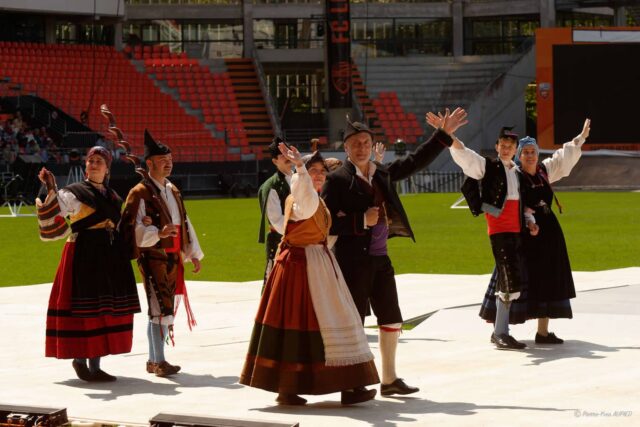 Grande Parade du Festival interceltique Lorient 2025 : Grupo de baile San Félix de Candás (Asturies) Grande Parade du Festival interceltique Lorient 2025 : Grupo de baile San Félix de Candás (Asturies)