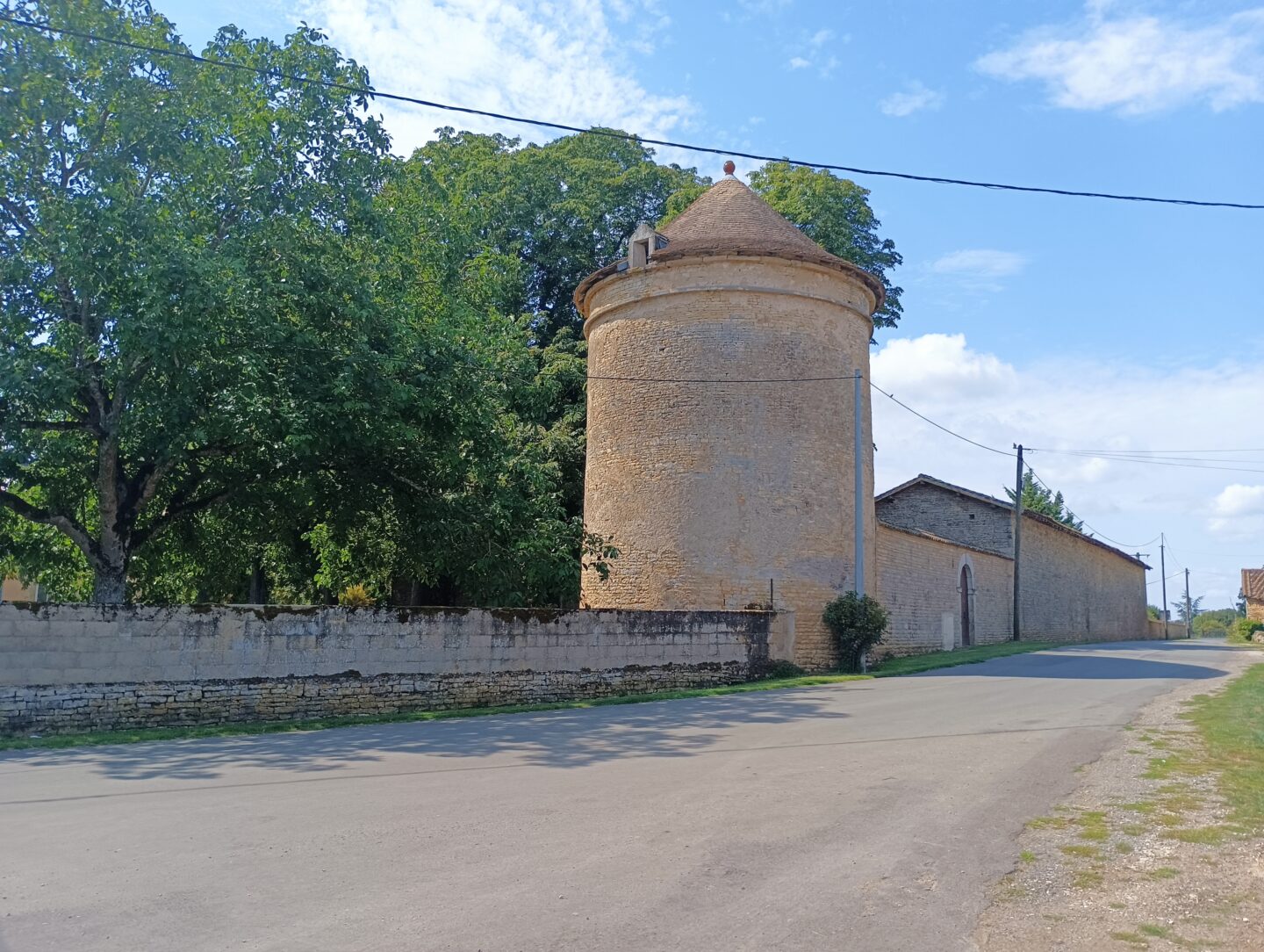 Vieilles pierres et champs de couleur Bonneuil Sainte-Soline Nouvelle-Aquitaine