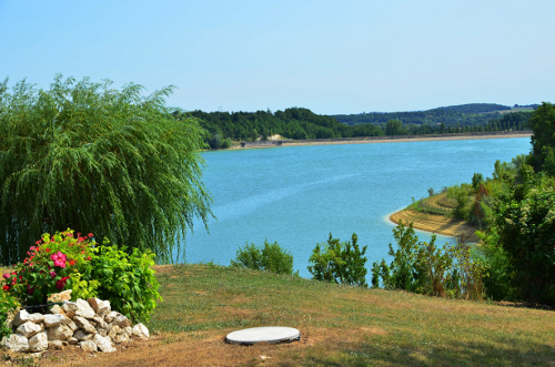 Du lac de l'Escourroux vers les coteaux de vignes Soumensac Nouvelle-Aquitaine
