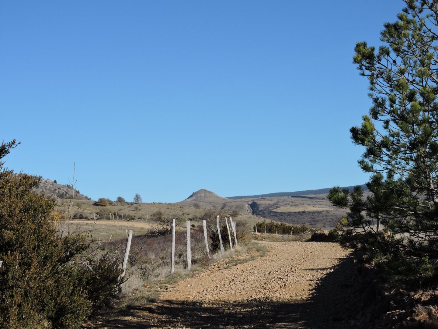 SENTIER DE PUECHERAL SUR LA DRAILLE DE LA MARGERIDE Bédouès-Cocurès Occitanie SENTIER DE PUECHERAL SUR LA DRAILLE DE LA MARGERIDE Bédouès-Cocurès Occitanie