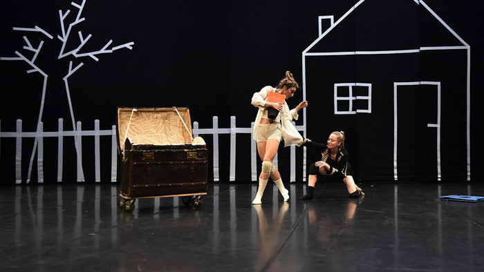 Pierre & le Loup - pièce pour 6 danseurs Le Carré Blanc - Spectacle Tinqueux