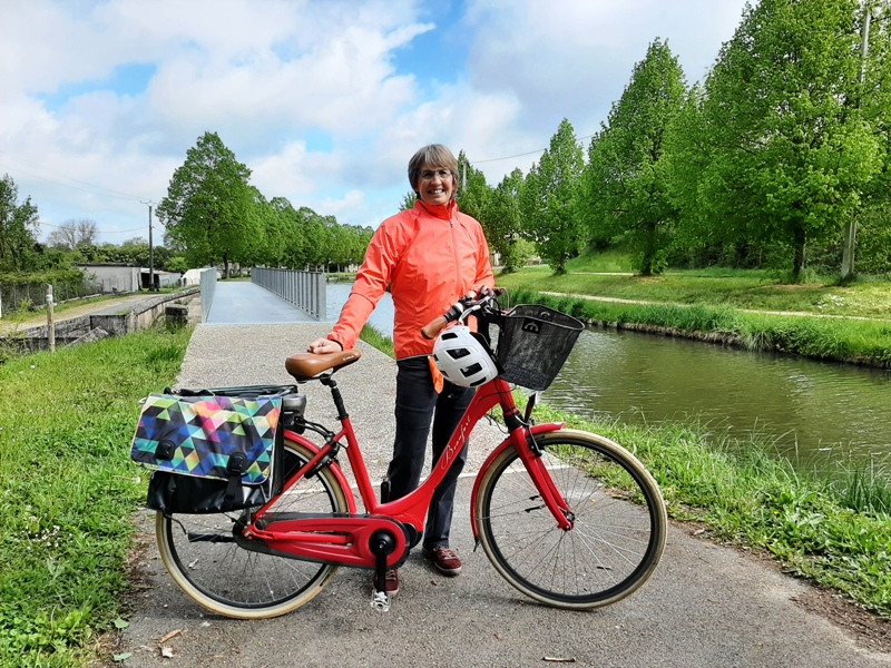 Pédaler au bord du Canal de Berry Saint-Amand-Montrond Centre-Val de Loire