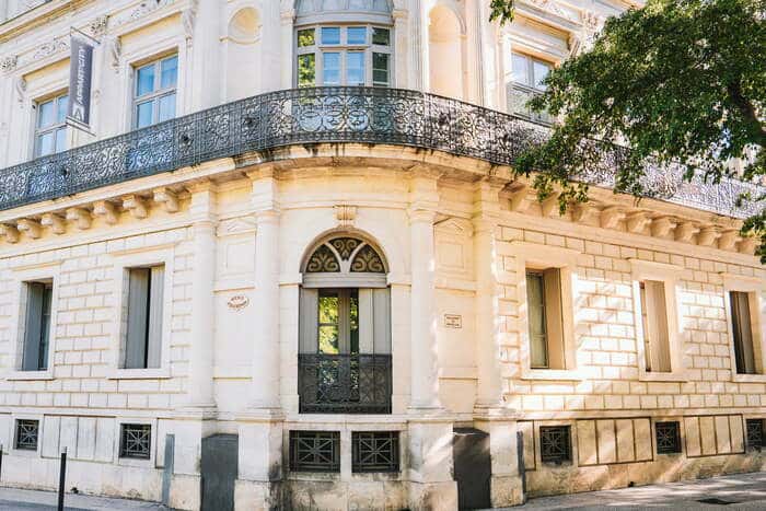 Balade : Entre deux avenues Place des Arènes Nîmes