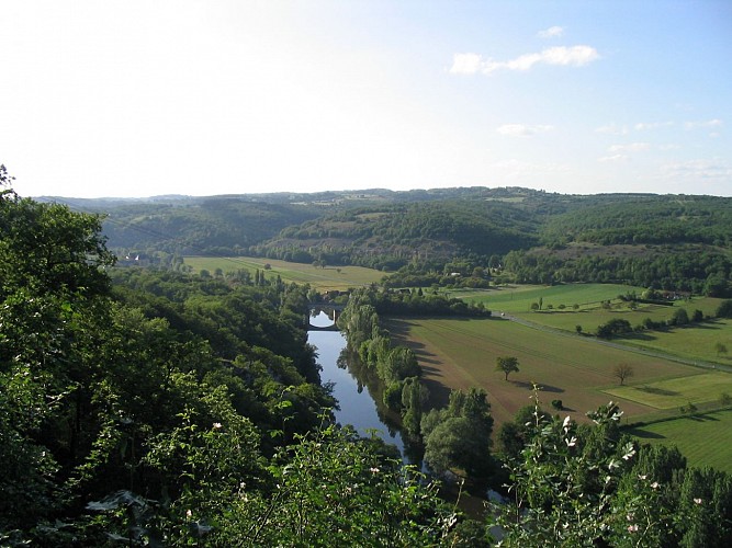 Point de vue sur la Vallée de la Vézère à l’escaleyrou Condat-sur-Vézère Nouvelle-Aquitaine Point de vue sur la Vallée de la Vézère à l'escaleyrou Condat-sur-Vézère Nouvelle-Aquitaine