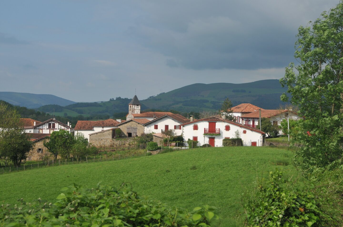 Mahastiz Mahasti (de vignoble en vignoble) La vallée de Garazi Estérençuby Nouvelle-Aquitaine Mahastiz Mahasti (de vignoble en vignoble) La vallée de Garazi Estérençuby Nouvelle-Aquitaine
