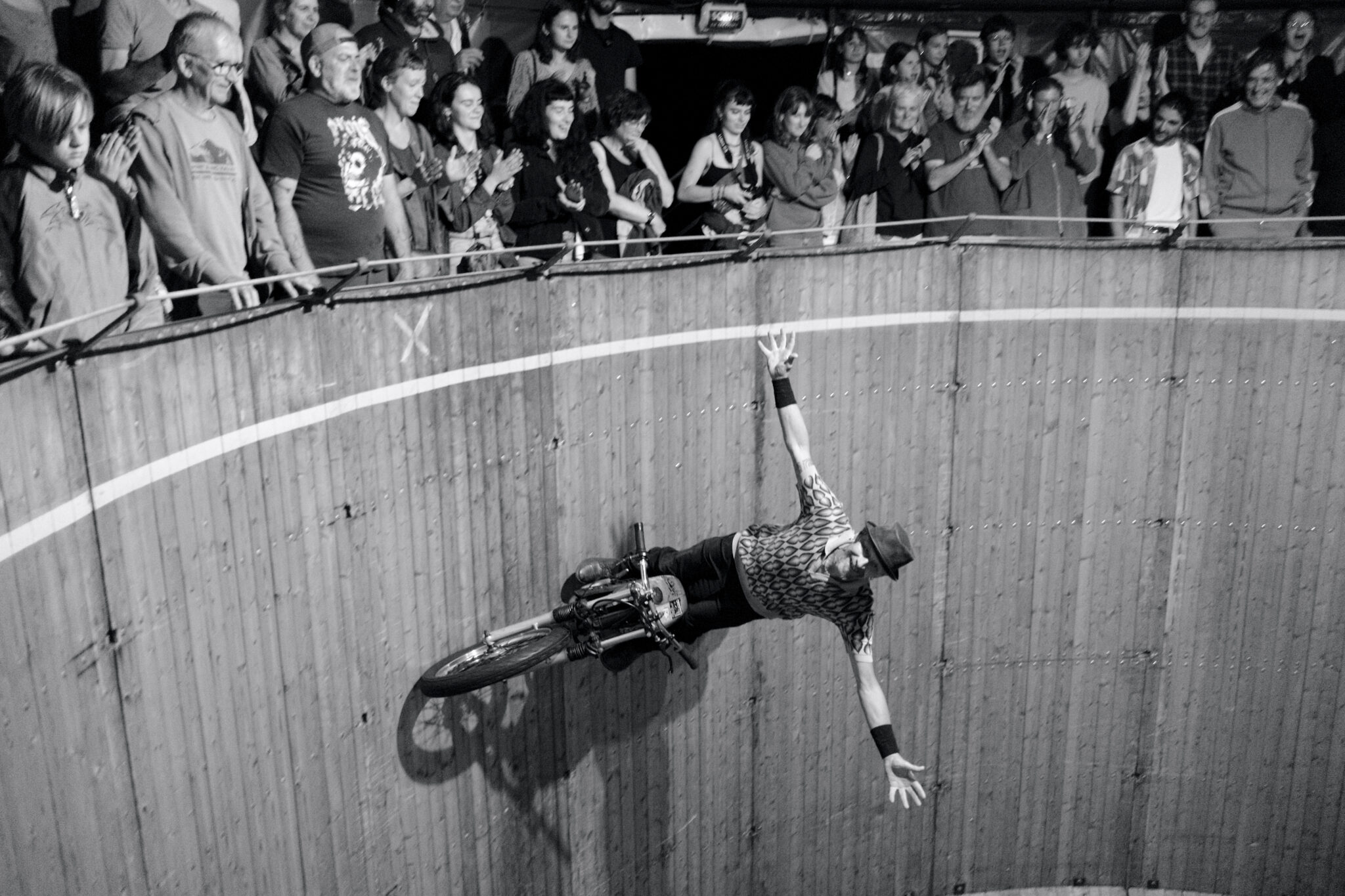 Agora Pôle National Cirque Mortel Jus de Mortel / Compagnie La présidente a eu 19