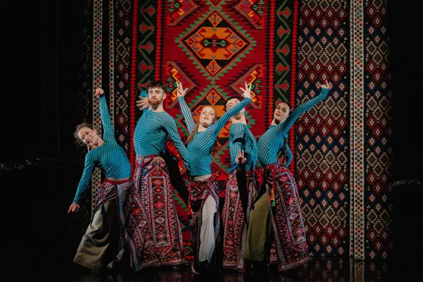 Danse La Couleur de la grenade