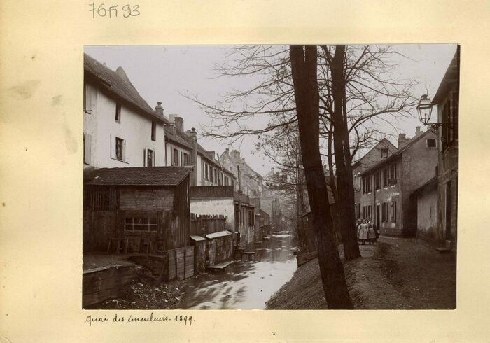 Déambulation : De la Porte Haute à la Cité ouvrière : un espace piétonnier à travers deux siècles d’évolution urbaine A côté de la station du tramway « Porte Haute »