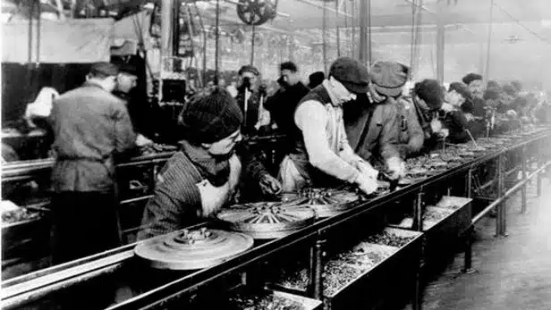 Chaîne de production Ford en 1913