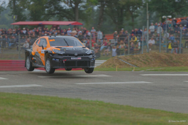 Mathieu FRETIN 1er en catégorie DIVISION 3 sur la TOYOTA Yaris numéro 369 au Rallycross de Lohéac le 31 Aout 2025