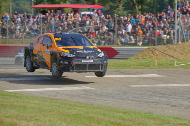 Mathieu FRETIN 1er en catégorie DIVISION 3 sur la TOYOTA Yaris numéro 369 au Rallycross de Lohéac le 31 Aout 2025
