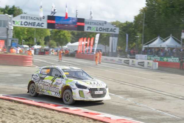 Aurélien CROCHARD 3eme en catégorie DIVISION 3 sur la PEUGEOT 208 II numéro 399 au Rallycross de Lohéac le 31 Aout 2025