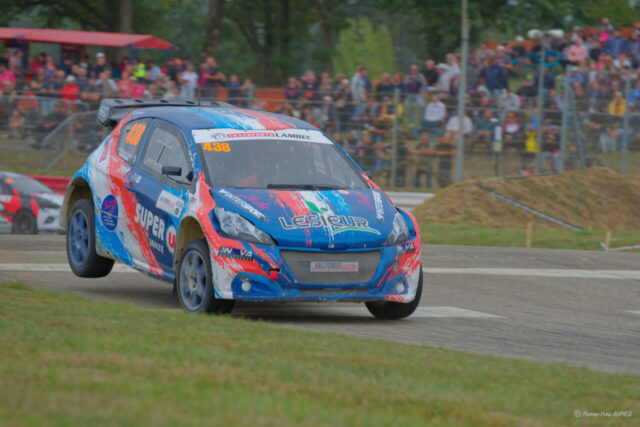 Arthur BARBAULT FORGET 1er en catégorie DIVISION 4 sur la PEUGEOT 208 F2000 numéro 438 au Rallycross de Lohéac le 31 Aout 2025