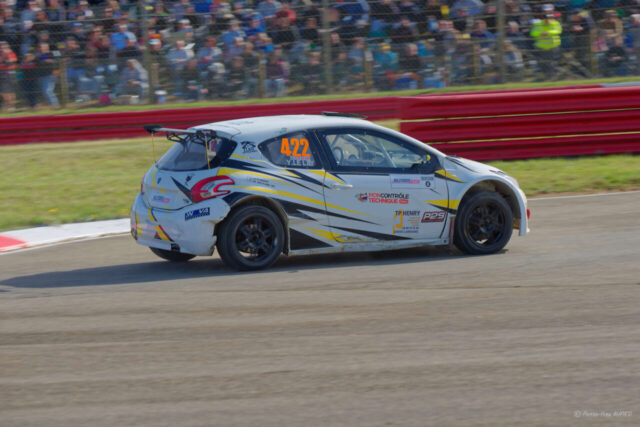 Yann LE LAY 3eme en catégorie DIVISION 4 sur la PEUGEOT 208 F2000 numéro 422 au Rallycross de Lohéac le 31 Aout 2025