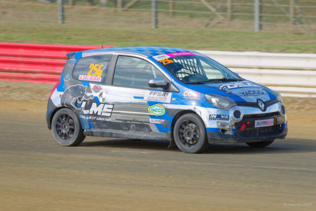 Audrey DELAUNAY 3eme en catégorie Féminine sur la RENAULT Twingo R1 RX numéro 256 au Rallycross de Lohéac le 31 Aout 2025