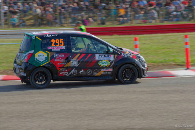 Mélanie SEIGNARD 1ere en catégorie Féminine sur la RENAULT Twingo R1 RX numéro 295 au Rallycross de Lohéac le 31 Aout 2025