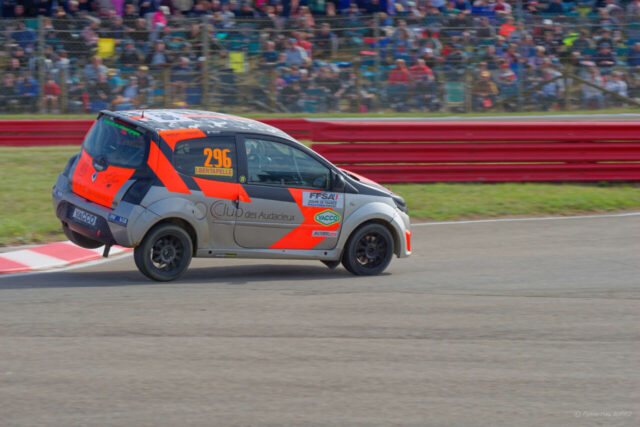 Ilona BERTAPELLE 2eme en catégorie Féminine sur la RENAULT Twingo R1 RX numéro 296 au Rallycross de Lohéac le 31 Aout 2025