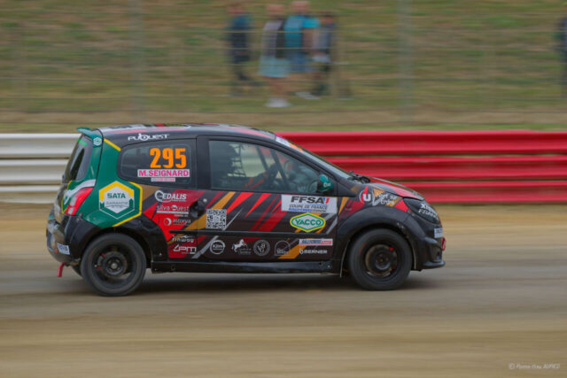 Mélanie SEIGNARD 1ere en catégorie Féminine sur la RENAULT Twingo R1 RX numéro 295 au Rallycross de Lohéac le 31 Aout 2025