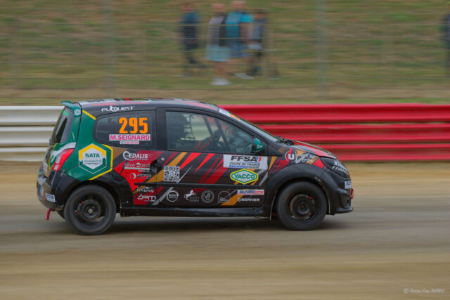 Mélanie SEIGNARD 1ere en catégorie Féminine sur la RENAULT Twingo R1 RX numéro 295 au Rallycross de Lohéac le 31 Aout 2025 Mélanie SEIGNARD 1ere en catégorie Féminine sur la RENAULT Twingo R1 RX numéro 295 au Rallycross de Lohéac le 31 Aout 2025