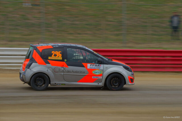Ilona BERTAPELLE 2eme en catégorie Féminine sur la RENAULT Twingo R1 RX numéro 296 au Rallycross de Lohéac le 31 Aout 2025