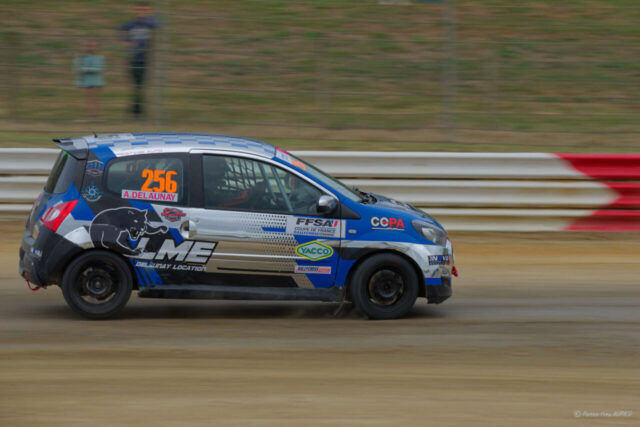 Audrey DELAUNAY 3eme en catégorie Féminine sur la RENAULT Twingo R1 RX numéro 256 au Rallycross de Lohéac le 31 Aout 2025