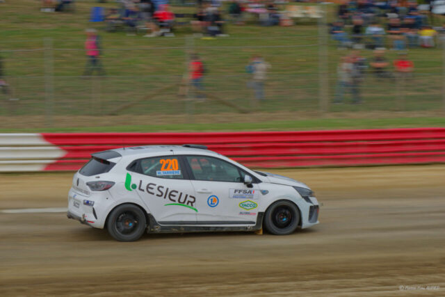Willem TARRIERE 3eme en catégorie JUNIORS sur la RENAULT Clio V RX numéro 220 au Rallycross de Lohéac le 31 Aout 2025