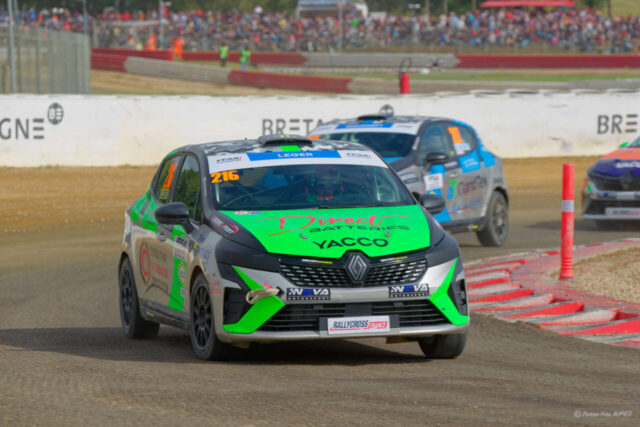 Dylan LEGER 2eme en catégorie JUNIORS sur la RENAULT Clio V RX numéro 216 au Rallycross de Lohéac le 31 Aout 2025