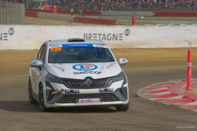 Willem TARRIERE 3eme en catégorie JUNIORS sur la RENAULT Clio V RX numéro 220 au Rallycross de Lohéac le 31 Aout 2025