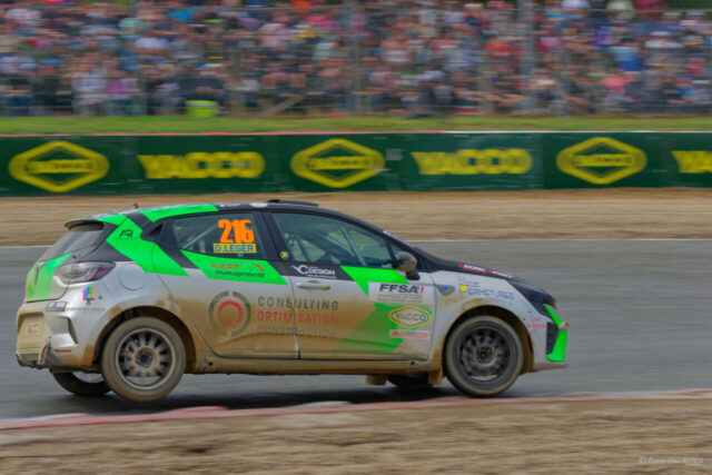 Dylan LEGER 2eme en catégorie JUNIORS sur la RENAULT Clio V RX numéro 216 au Rallycross de Lohéac le 31 Aout 2025