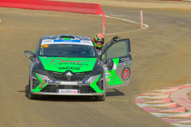 Dylan LEGER 2eme en catégorie JUNIORS sur la RENAULT Clio V RX numéro 216 au Rallycross de Lohéac le 31 Aout 2025