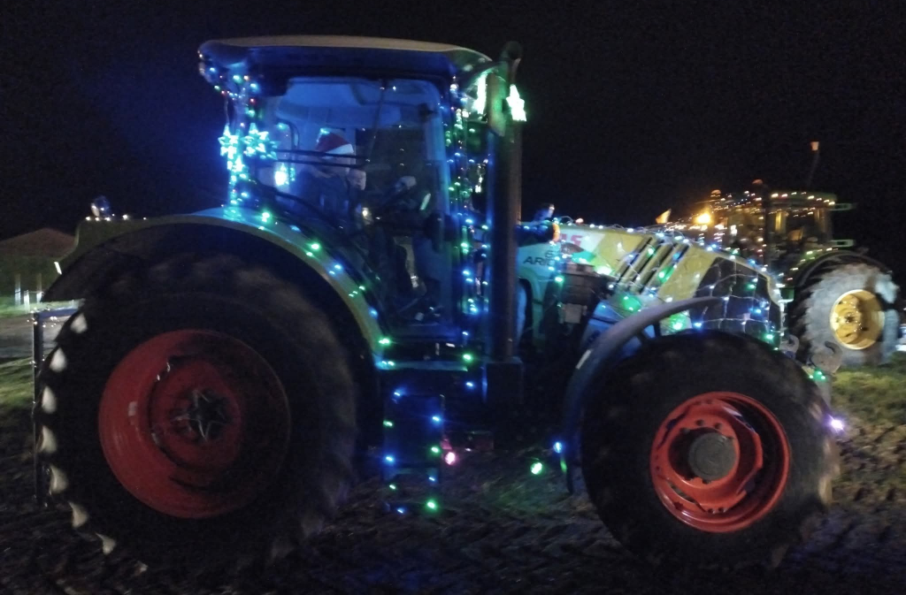 Défilé de tracteurs illuminés