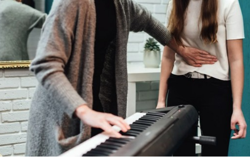 Rendez-vous des curieux atelier de pratique artistique jeux sonores et technique vocale