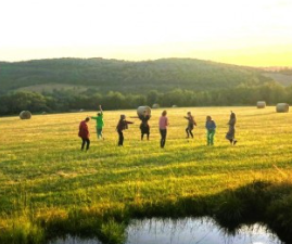 Rendez-vous des curieux atelier de pratique théâtrale en forêt vivant-es