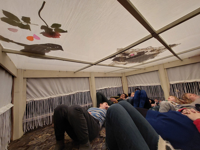 Sous la table de la Compagnie Les Zerkiens Espace Culturel Saint-Clément à Craon Craon