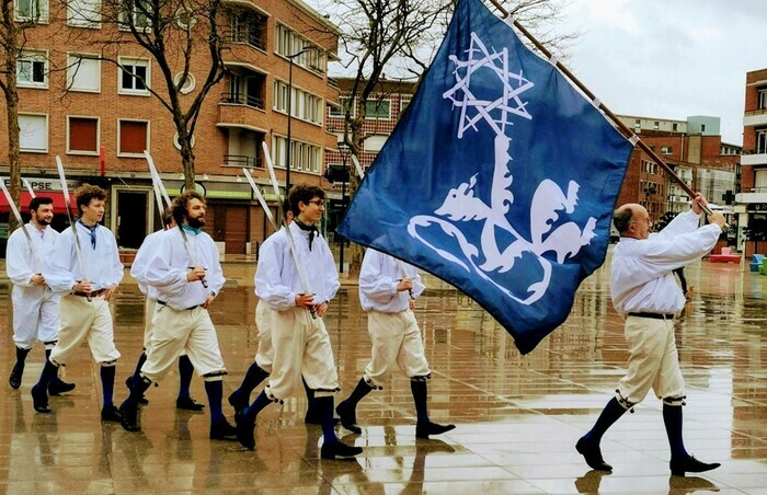 37e représentation de la Danse d'épées de Dunkerque Place Jean Bart