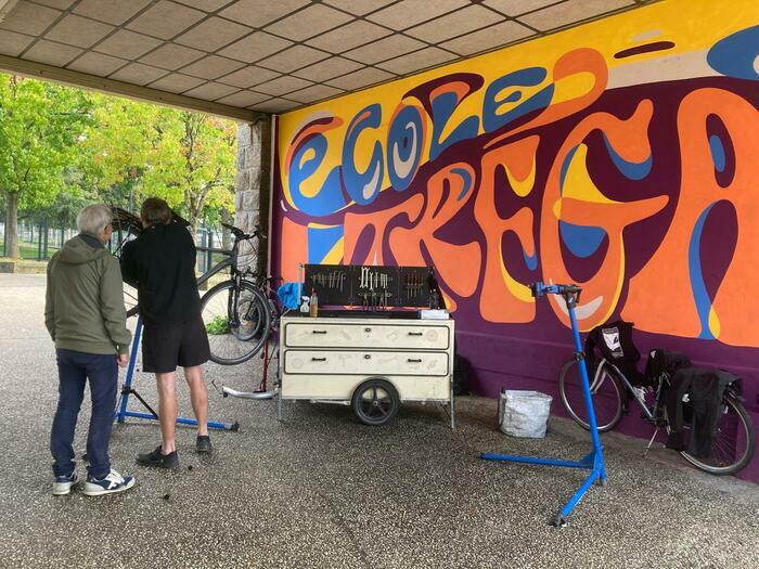 Atelier mobile participatif d'auto-réparation de vélo Cour de l'école Trégain Rennes