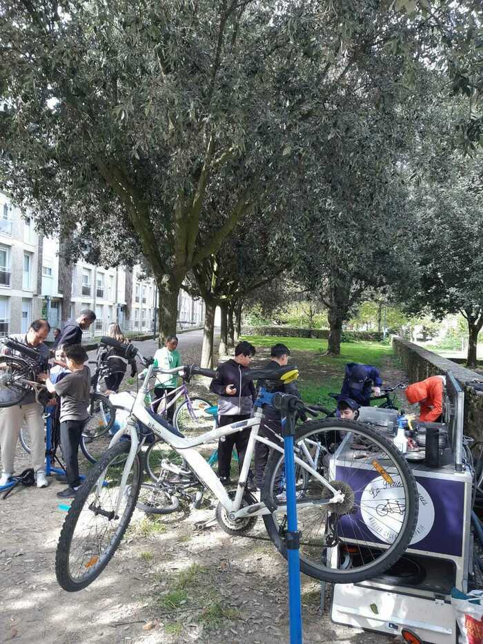 Atelier mobile participatif d'auto-réparation de vélo Place Sarah Bernhardt Rennes