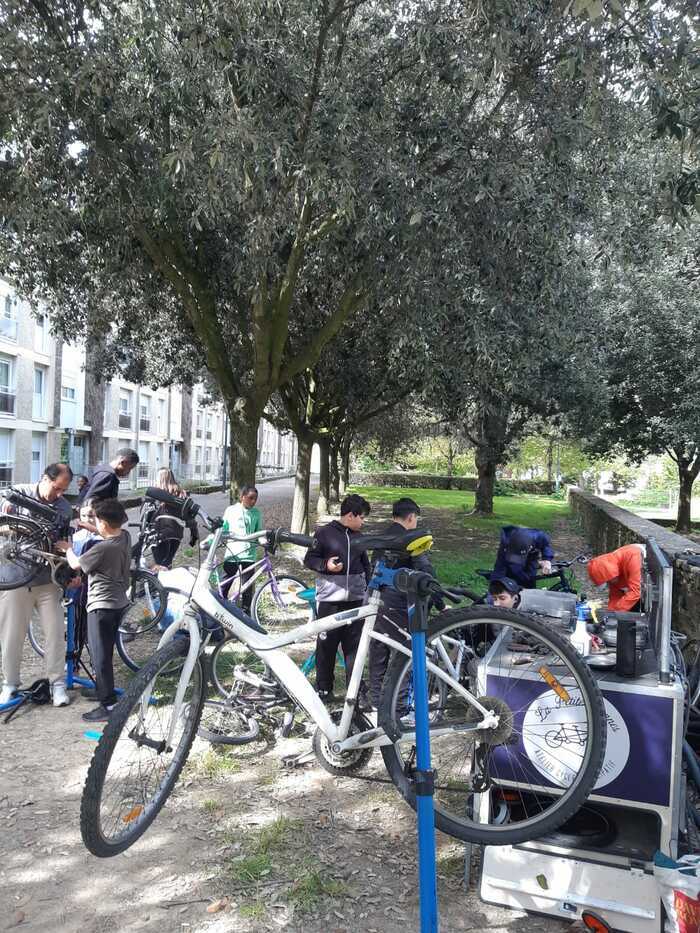 Atelier mobile participatif d'auto-réparation de vélo Square Charles Dullin Rennes