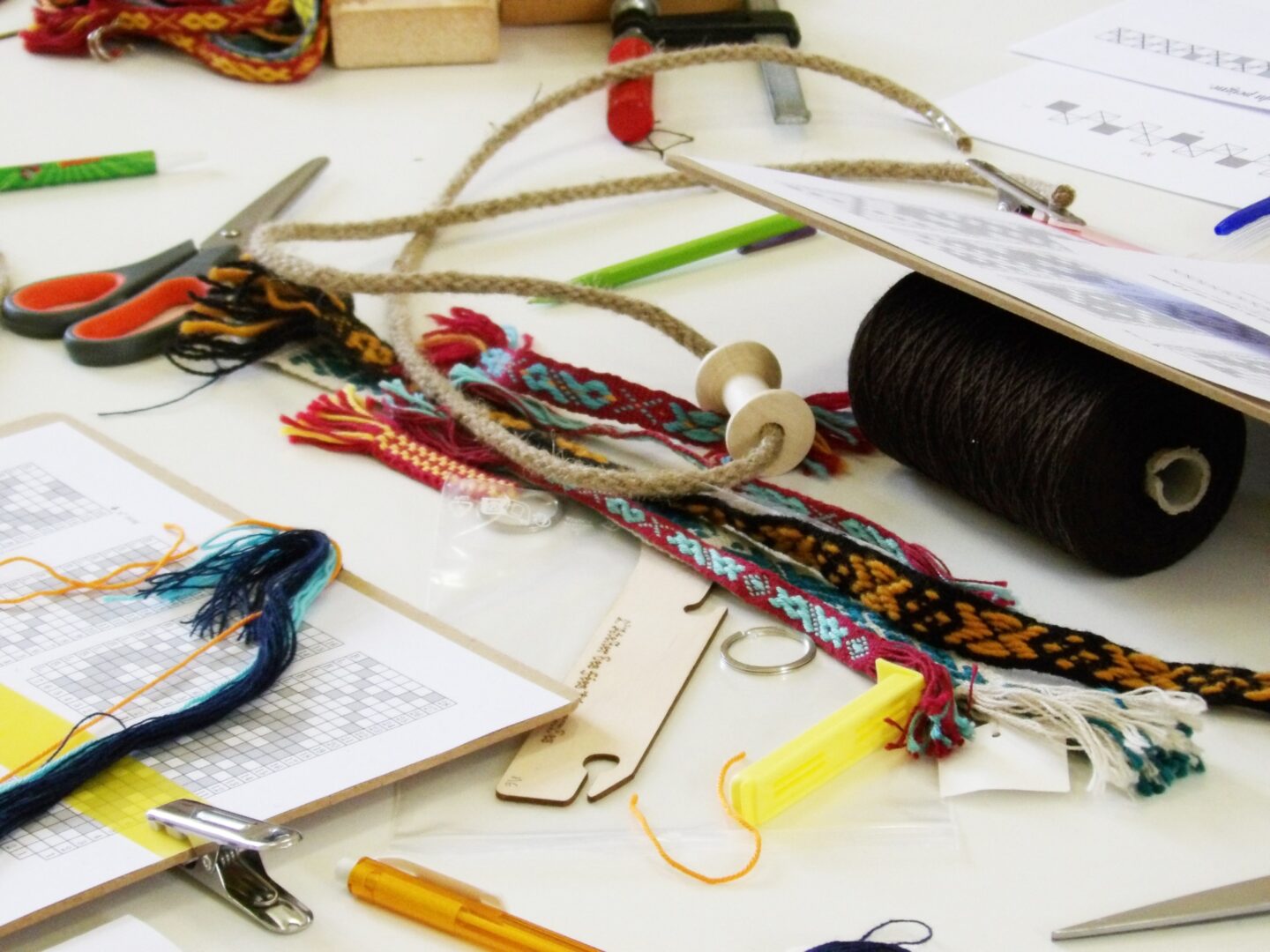 Atelier vacances de Noël tissage aux plaquettes