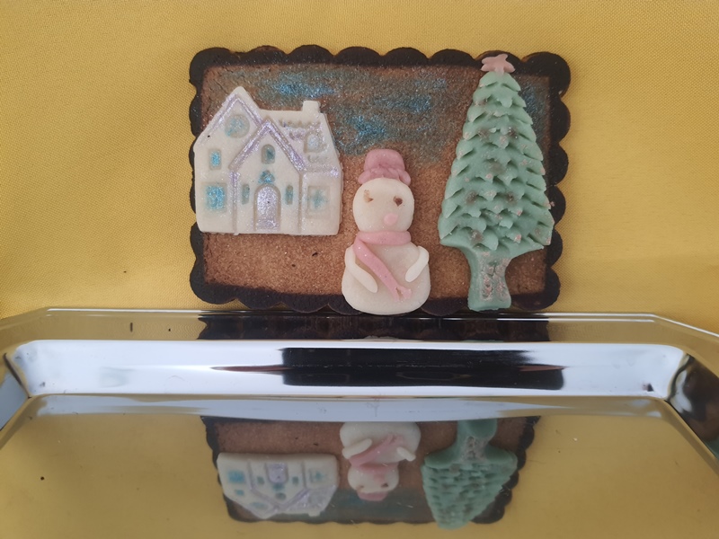 Décoration de biscuits de Noël au coin du feu (en famille)