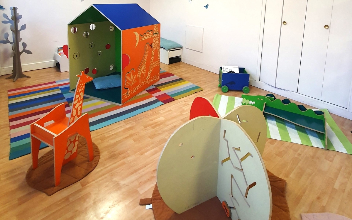 Découverte de la cabane "Les murs ont des oreilles" par Julia Chausson Bibliothèque Amélie Paris