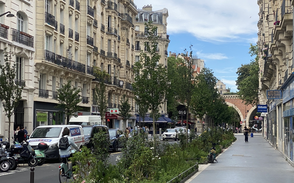 Végétalisation des quartiers de la capital Paris 12ème à l’angle du Boulevard Diderot et Rue Abel (bureau de poste) Paris