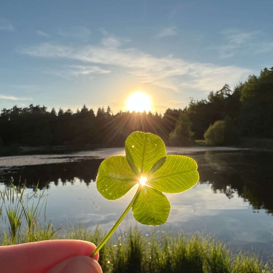 Atelier décor sur porcelaine Amulette chargée en énergie