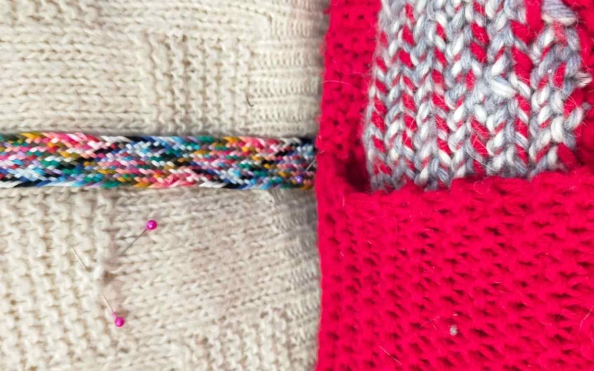 Atelier Réparation invisible de pull en maille Maison des Autres Modes  Paris