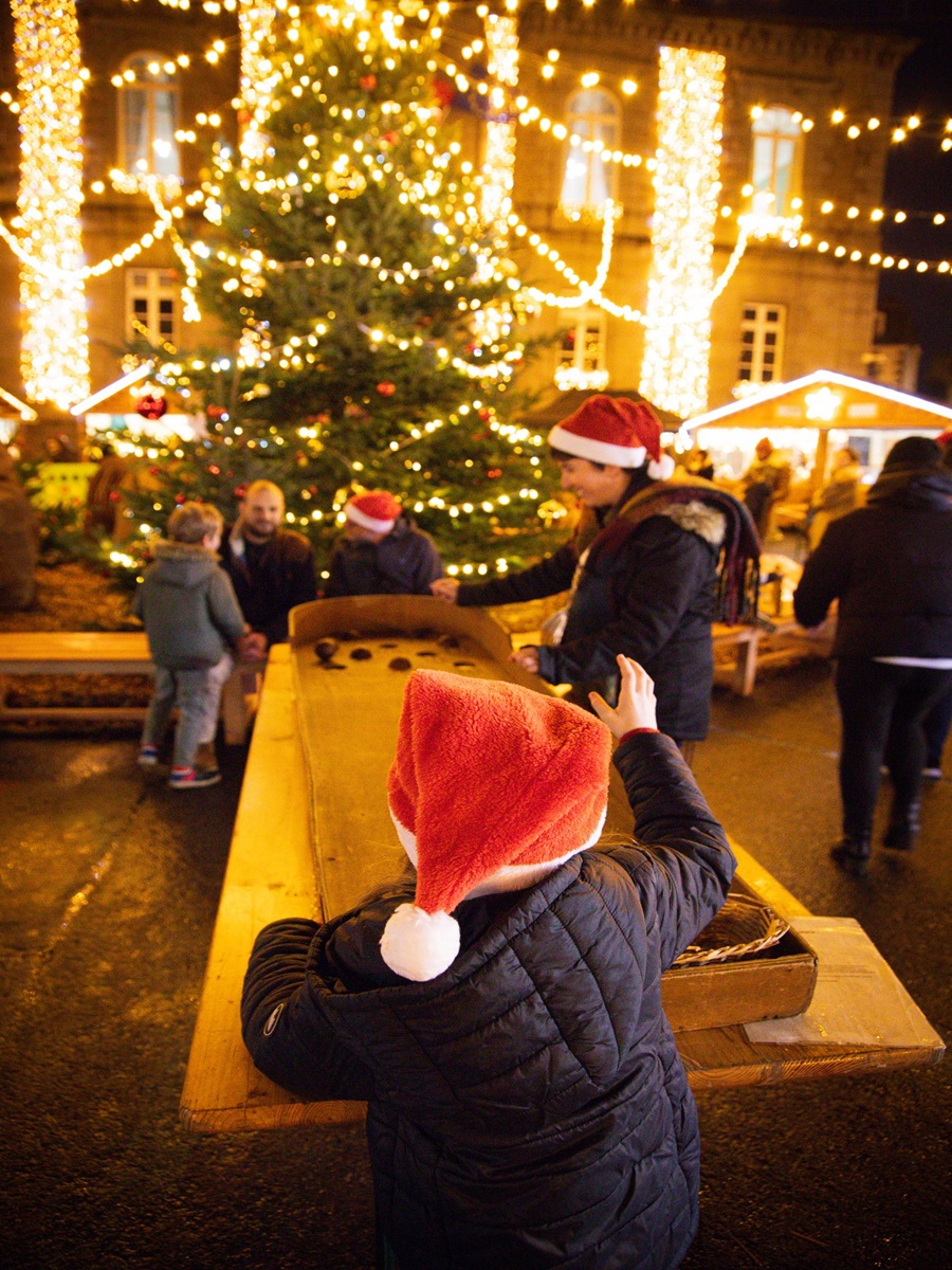 Autour du sapin défier les géants de bois