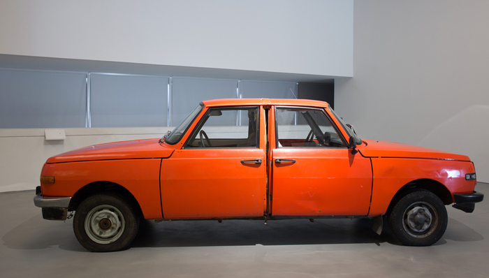 Bruits de couloirs : la voiture à deux têtes de Fabrice Hyber Musée d'arts de Nantes