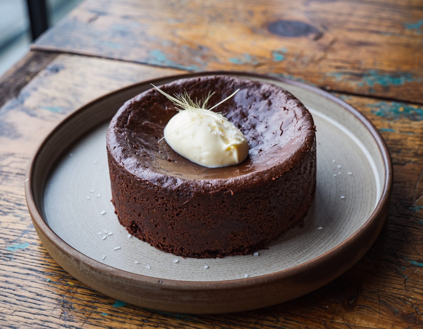 Gâteau au chocolat fondant, crème épaisse et fleur de sel