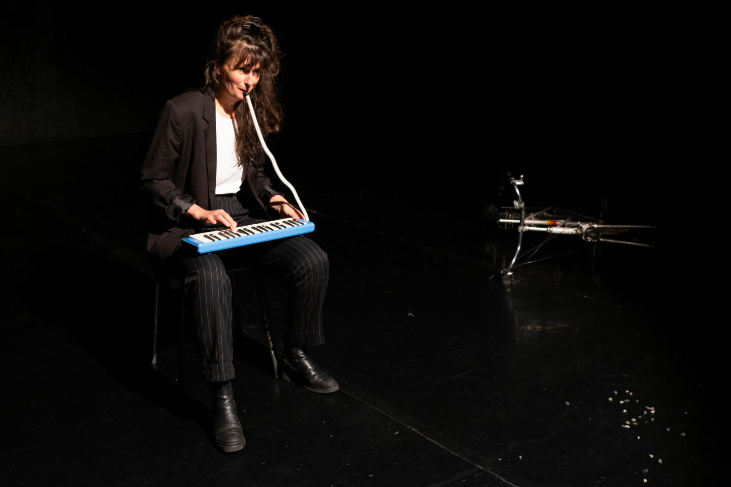 LA SOLITUDE SE PEUPLE À COUPS DE PIOCHE